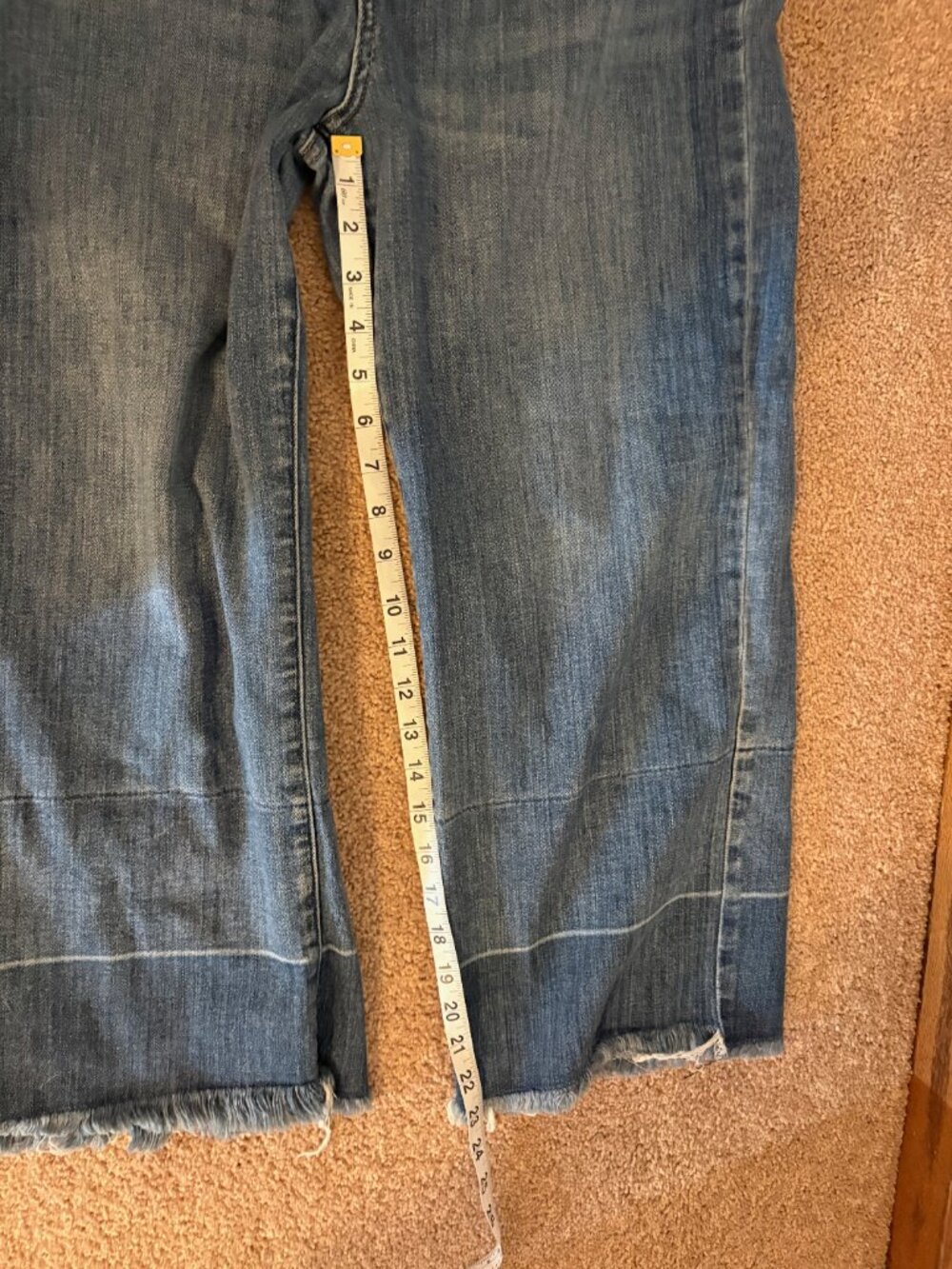 Judy Blue Cropped Jeans Medium Wash Frayed Hem Size 13/31 - Picture 3 of 5
